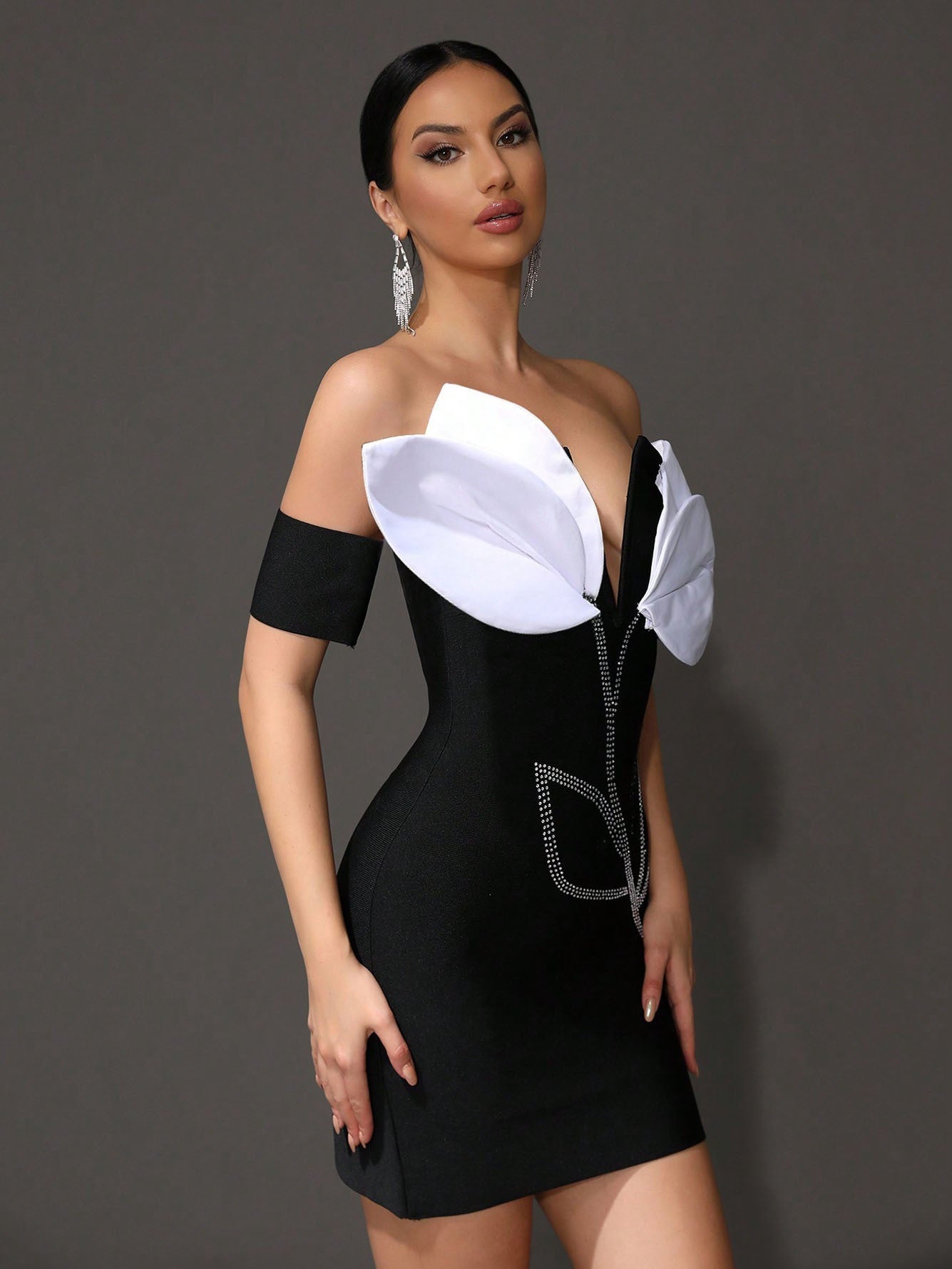 Black Sexy One-shoulder Sleeveless Flower Bandage Dress
