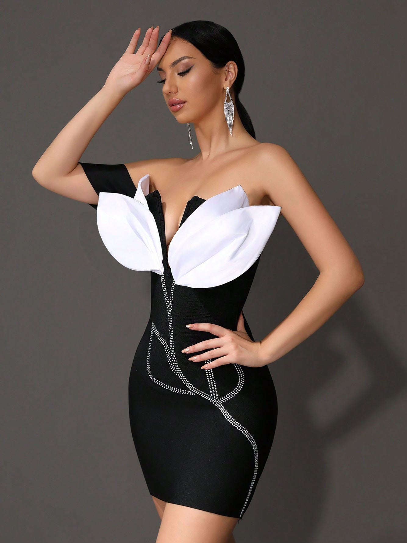 Black Sexy One-shoulder Sleeveless Flower Bandage Dress